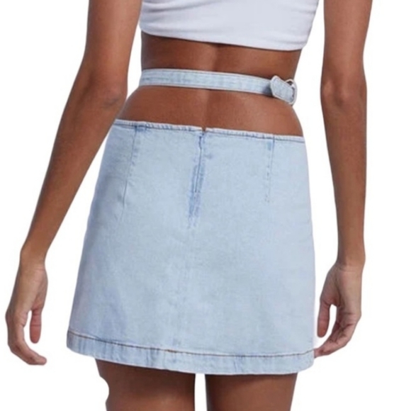 2/$20 - Submit a bundle offer for 2 or more clothing items with this title $10ea - Picture 4 of 6